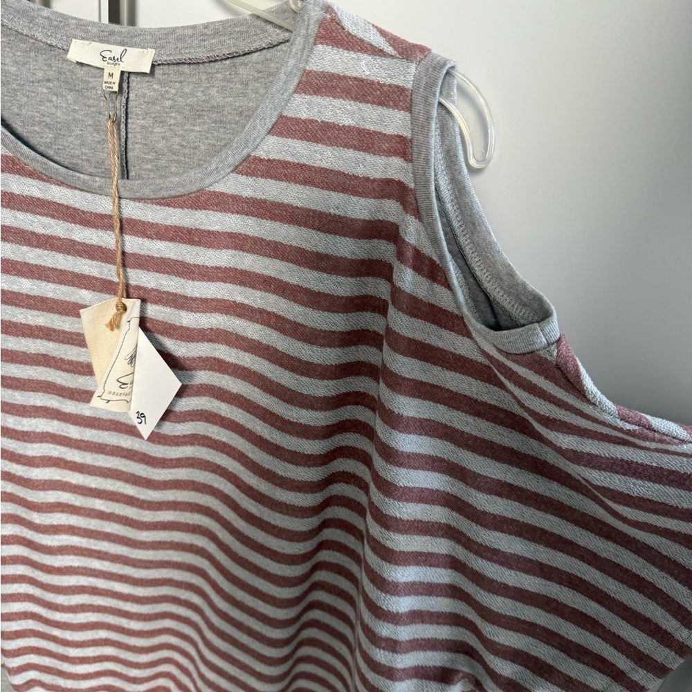 Peak-a-boo shoulder short sleeve sweater - Picture 2 of 6